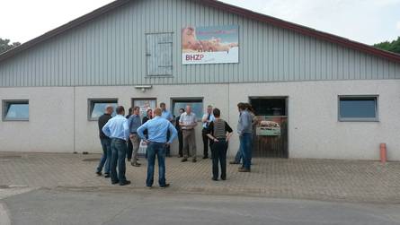 Gruppe vor dem Schweinestall